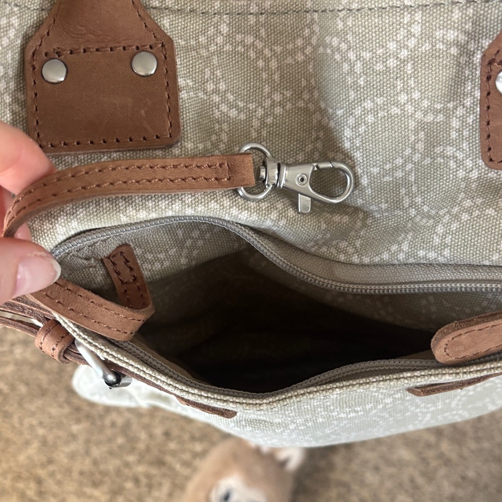 L.L.Bean Stylish Cream Handbag/ Tote  with Tan Accents - Picture 13 of 15